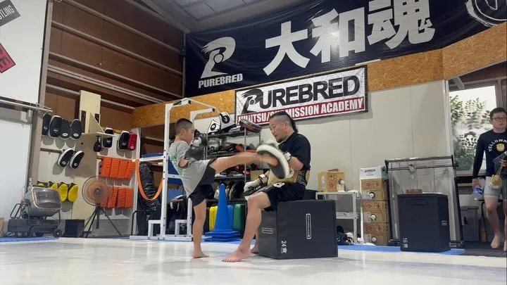 右ミドルキック→右スピニングバックキック練習はまだ2回目